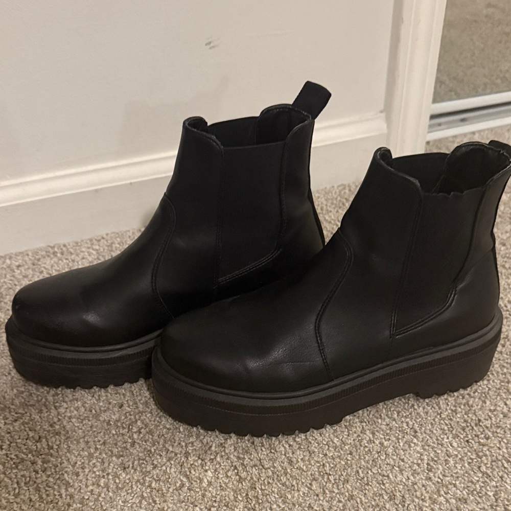 Steve Madden Clarisa Chelsea Platform Black Ankle Boots Sz 8 but runs small